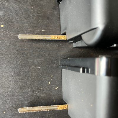 Verschmutzter Injektor einer Powermatic Stopfmaschine mit Tabak- und Nikotinablagerungen – häufige Ursache für JAM- und Hopper-Probleme